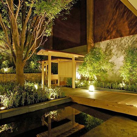ฮาโกเน่ โทกิโนชิซูกุ Hotel ภายนอก รูปภาพ A Japanese garden at night