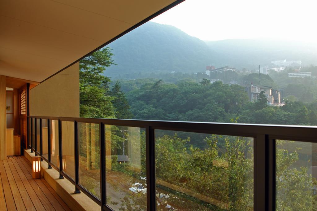 ฮาโกเน่ โทกิโนชิซูกุ Hotel ภายนอก รูปภาพ A glass balustrade